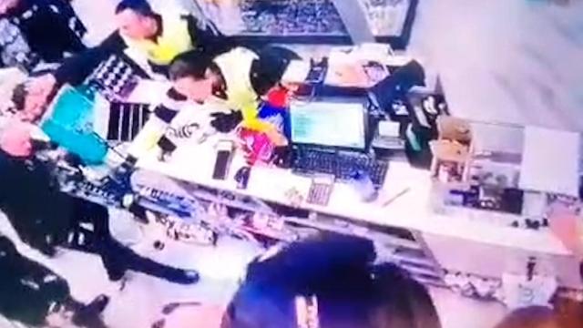 Los policías, este domingo, durante la detención del atracador del estanco de la plaza Circular de Murcia.