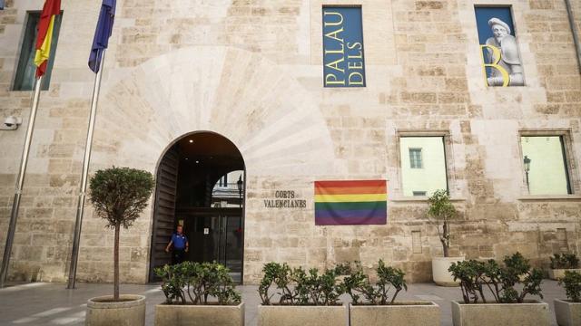 Imagen de archivo de la bandera LGTBI en las Cortes Valencianas