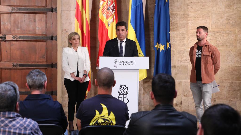 Mazón tras la reunión con los bomberos forestales en el Palau de la Generalitat. EE