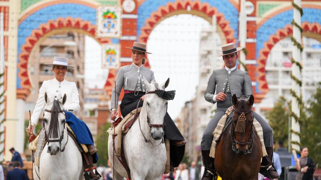 Caballistas en la Feria de Abril.