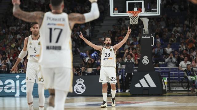 El escolta del Real Madrid Sergio Llull (d) celebra una canasta ante el Baskonia, durante el primer partido de los cuartos de final de la Euroliga.