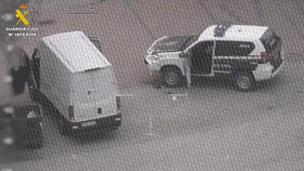 Imagen de la furgoneta captada por el helicóptero.