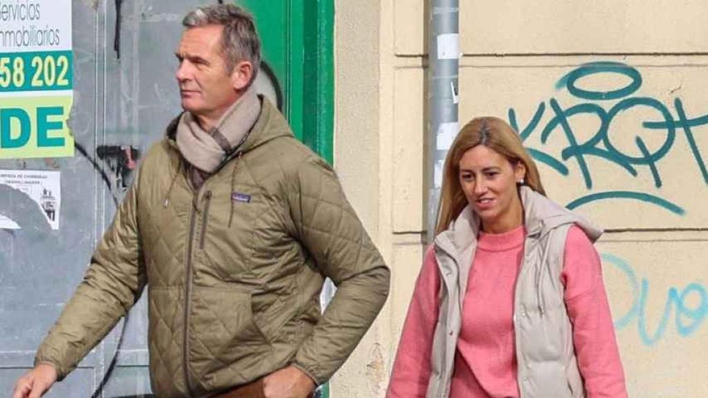 Iñaki Urdangarin y Ainhoa Armentia en una imagen caminando por las calles de Vitoria, en noviembre de 2022.
