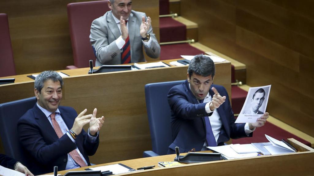 El presidente Carlos Mazón y el vicepresidente Vicente Barrera en el pleno de Les Corts