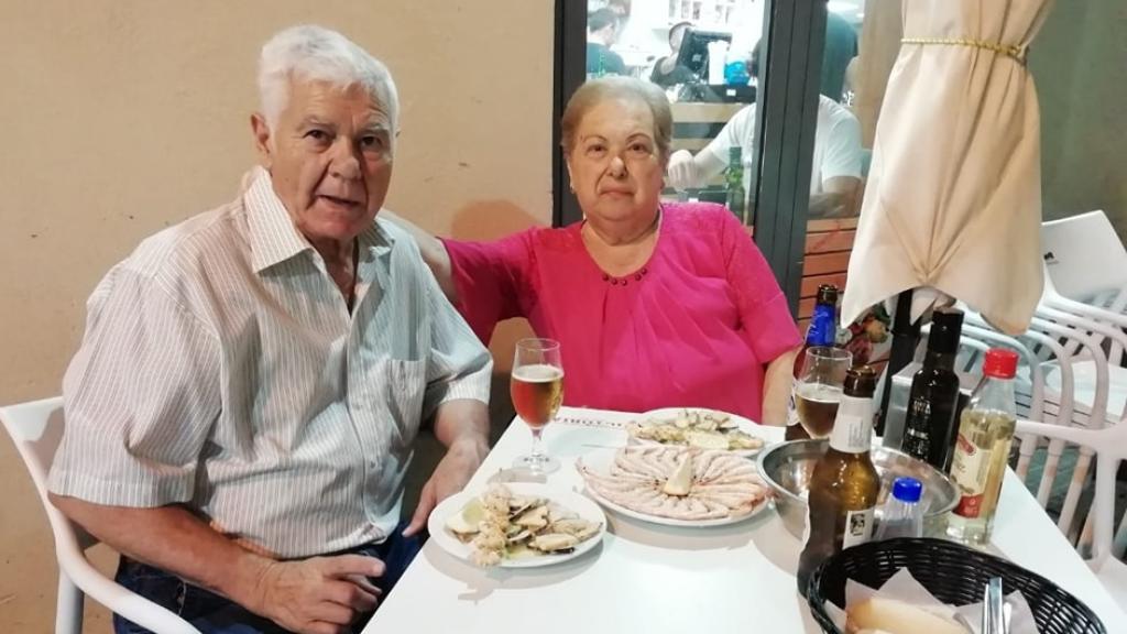 Chato y María, en una terraza.