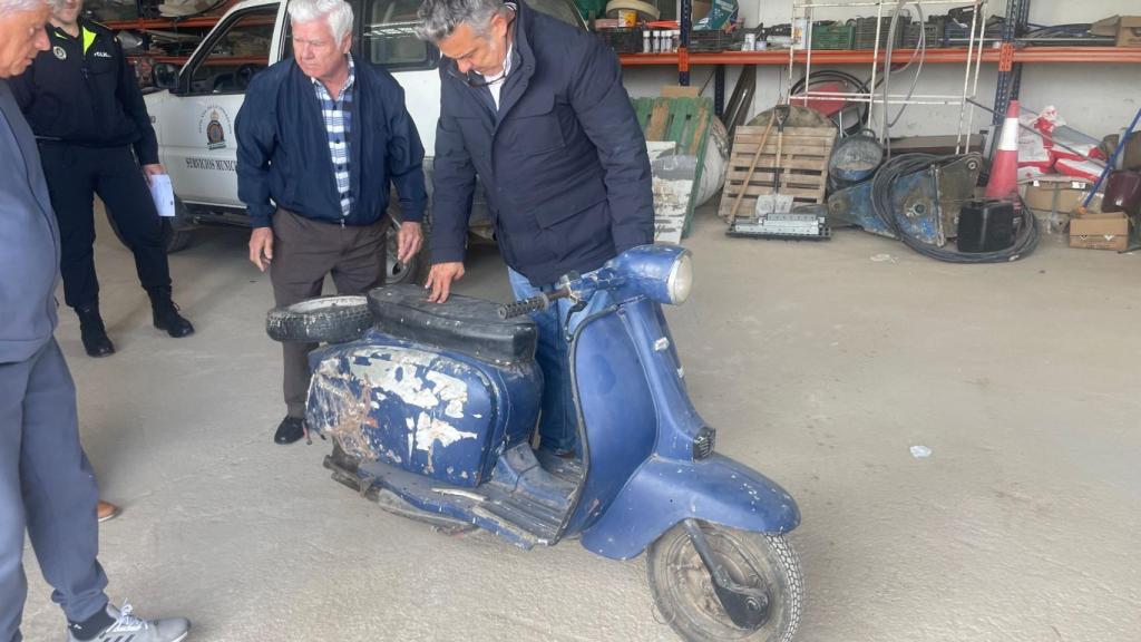 Jose y su padre mirando la moto.