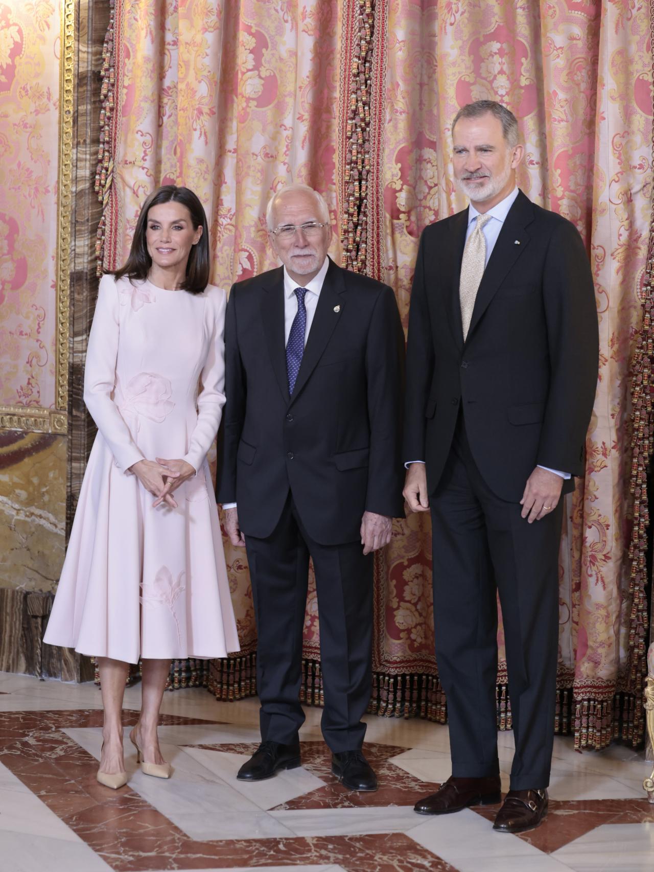 La Reina junto al escritor y el Rey.