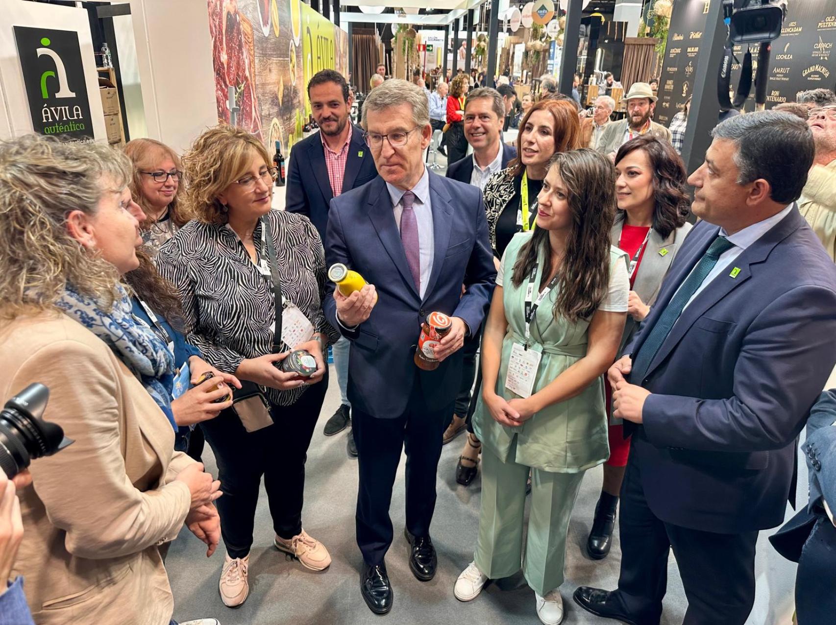 Alberto Núñez Feijóo conociendo los productos de Ávila Auténtica en el Salón Gourmets de Madrid