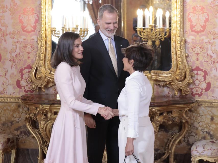 Letizia saluda a Sonsoles Ónega con un cariñoso apretón de manos.