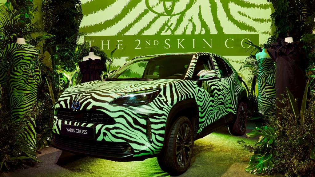 Vista del coche y de las siluetas de The 2nd Skin Co. y Toyota.