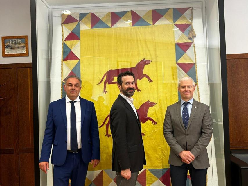 El alcalde de Astorga, José Luis Nieto Martínez, el consejero de Diplomacia Pública de la Embajada de EEUU en España, Jon Piechowski, y el presidente de la Cámara de Comercio, Industria y Servicios de Astorga, Juan José Alonso Martínez