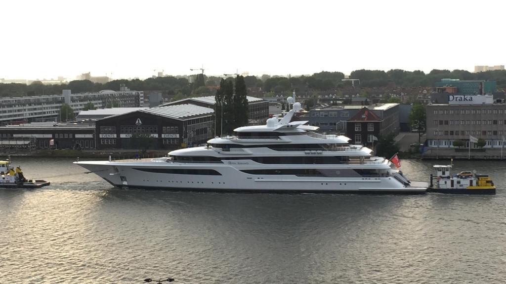MY Royal Romance atracado en Ámsterdam.