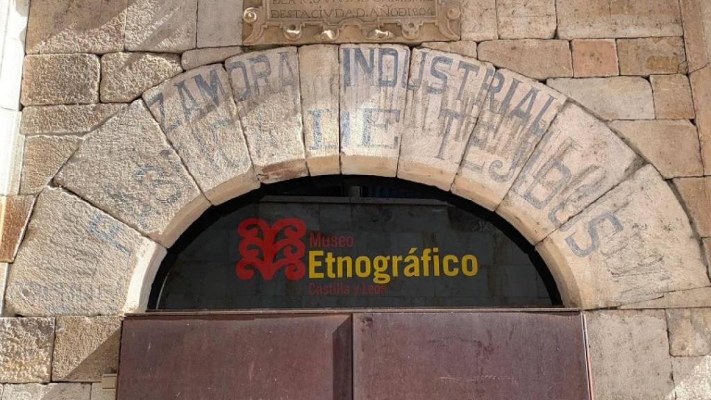 Inscripción de la antigua fábrica textil en el Museo Etnográfico