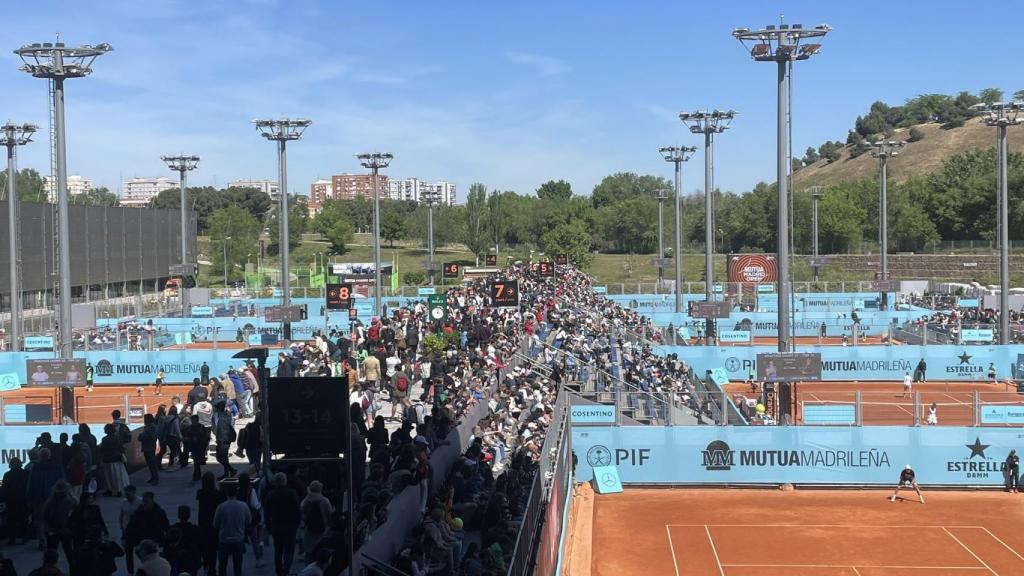 Las pistas de entrenamiento de la Caja Mágica abarrotadas mientras entrenaba Rafa Nadal este miércoles