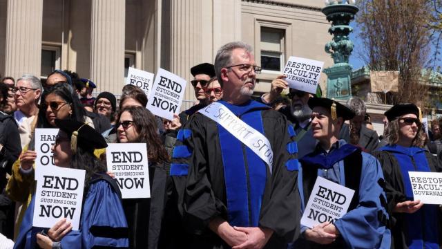 Estudiantes y profesores protestan el arresto de 108 alumnos y suspensión de centenares más