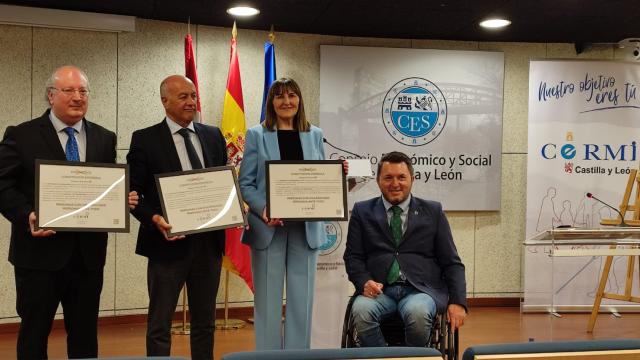El presidente del CES, Enrique Cabero, el procurador del PP Miguel Ángel García Nieto, la socialista Yolanda Sacristán y el presidente del Cermi CyL, Francisco Sardón, en el acto de este miércoles.