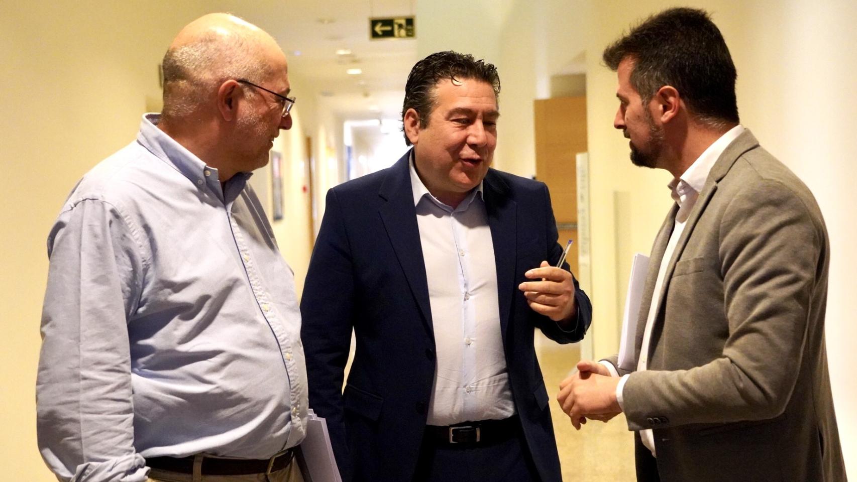 El procurador Francisco Igea, el representante de UPL Luis Mariano Santos y el portavoz del PSOE, Luis Tudanca, antes de asistir a la Junta de Portavoces de este jueves.