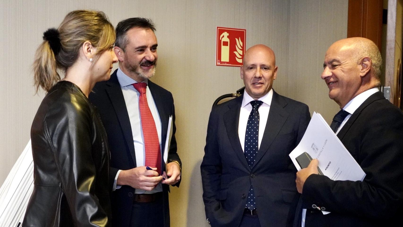 Los procuradores de Vox David Hierro y Carlos Menéndez antes de la Junta de Portavoces de este jueves.