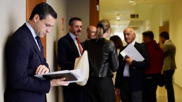 El portavoz del Grupo Popular en las Cortes, Raúl de la Hoz, y los procuradores de Vox David Hierro y Carlos Menéndez al fondo de la imagen, antes de una Junta de Portavoces