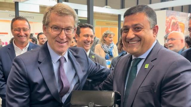 El presidente del PP, Alberto Núñez Feijóo; y el presidente de la Diputación de Ávila, Carlos García González, en el Salón Gourmets