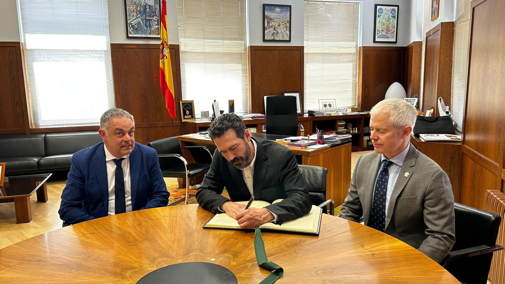 El alcalde de Astorga, José Luis Nieto Martínez, el consejero de Diplomacia Pública de la Embajada de EEUU en España, Jon Piechowski, y el presidente de la Cámara de Comercio, Industria y Servicios de Astorga, Juan José Alonso Martínez