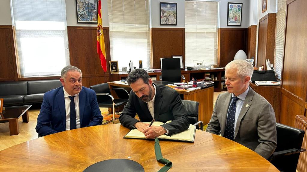 El alcalde de Astorga, José Luis Nieto Martínez, el consejero de Diplomacia Pública de la Embajada de EEUU en España, Jon Piechowski, y el presidente de la Cámara de Comercio, Industria y Servicios de Astorga, Juan José Alonso Martínez