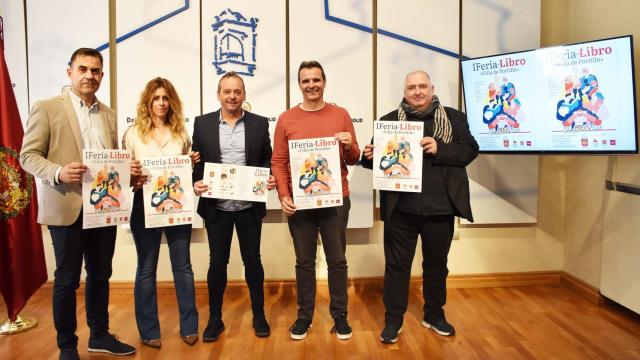 Foto de familia de la presentación de la I Feria del Libro de Portillo