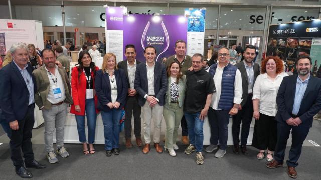 Foto de familia en el stand de la Diputación de Valladolid