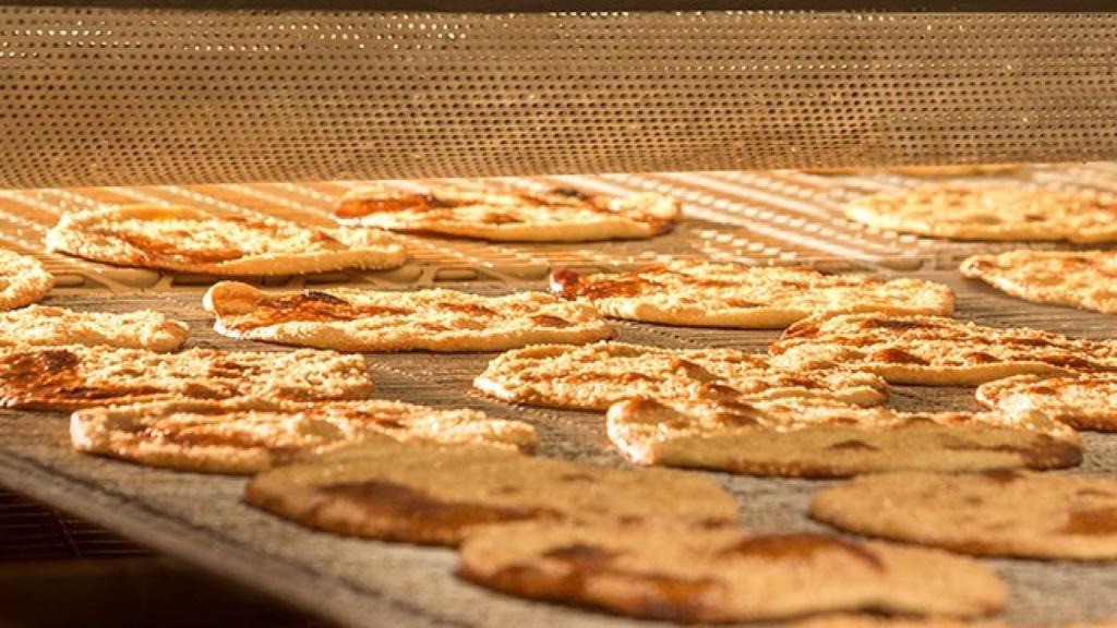 Tortas de aceite saliendo del horno.