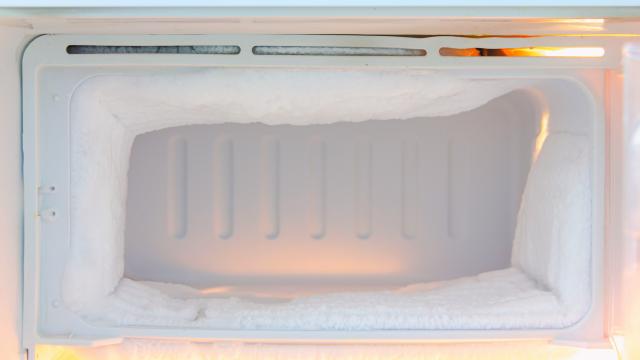 El sencillo truco del papel de aluminio para retirar el hielo del congelador