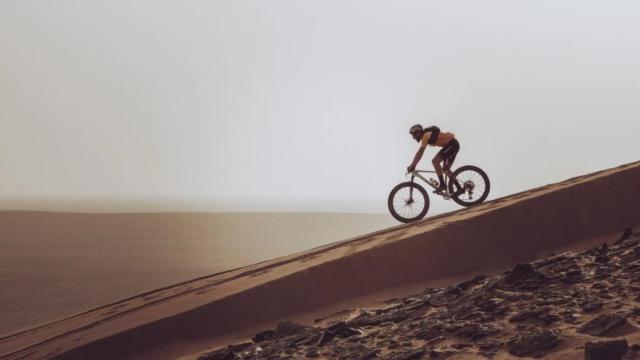 Un participante surca las dunas del desierto del Sáhara en la Titan Desert.