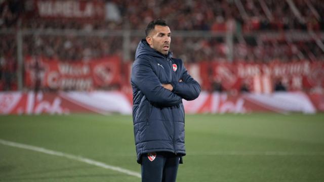 Carlos Tévez, en el banquillo durante un encuentro de Independiente.