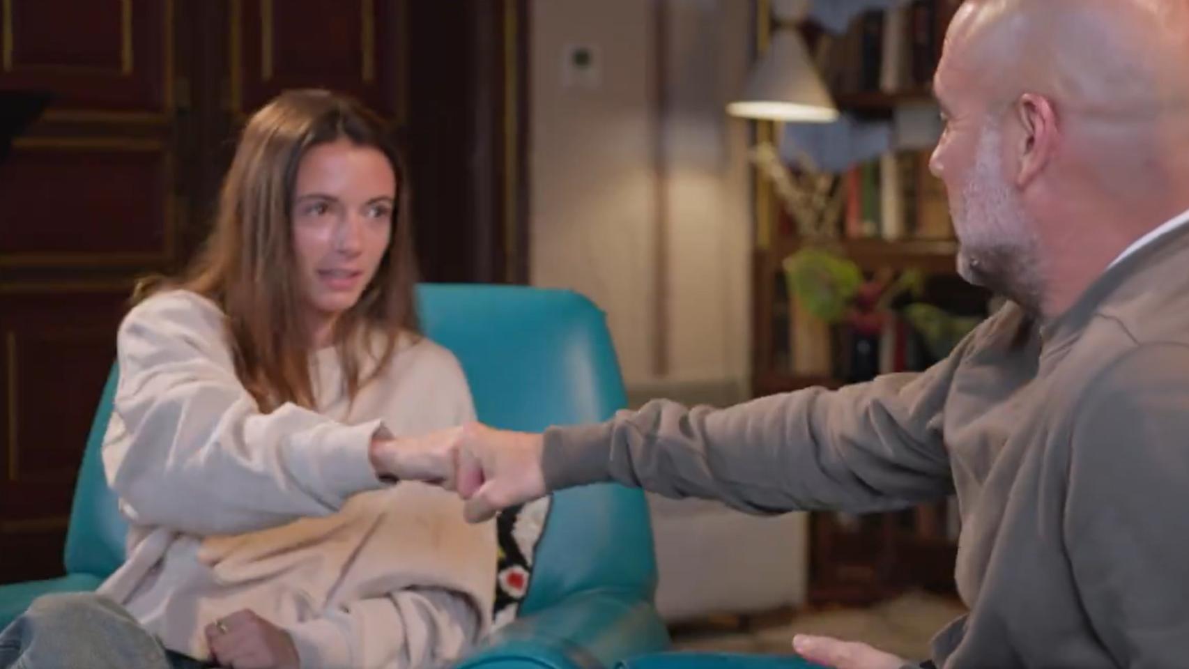 Pep Guardiola y Aitana Bonmatí chocan sus manos.