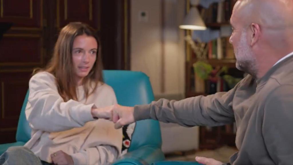 Pep Guardiola y Aitana Bonmatí chocan sus manos.