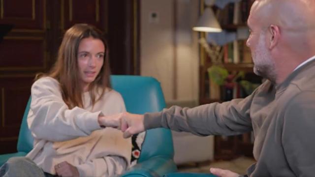 Pep Guardiola y Aitana Bonmatí chocan sus manos.