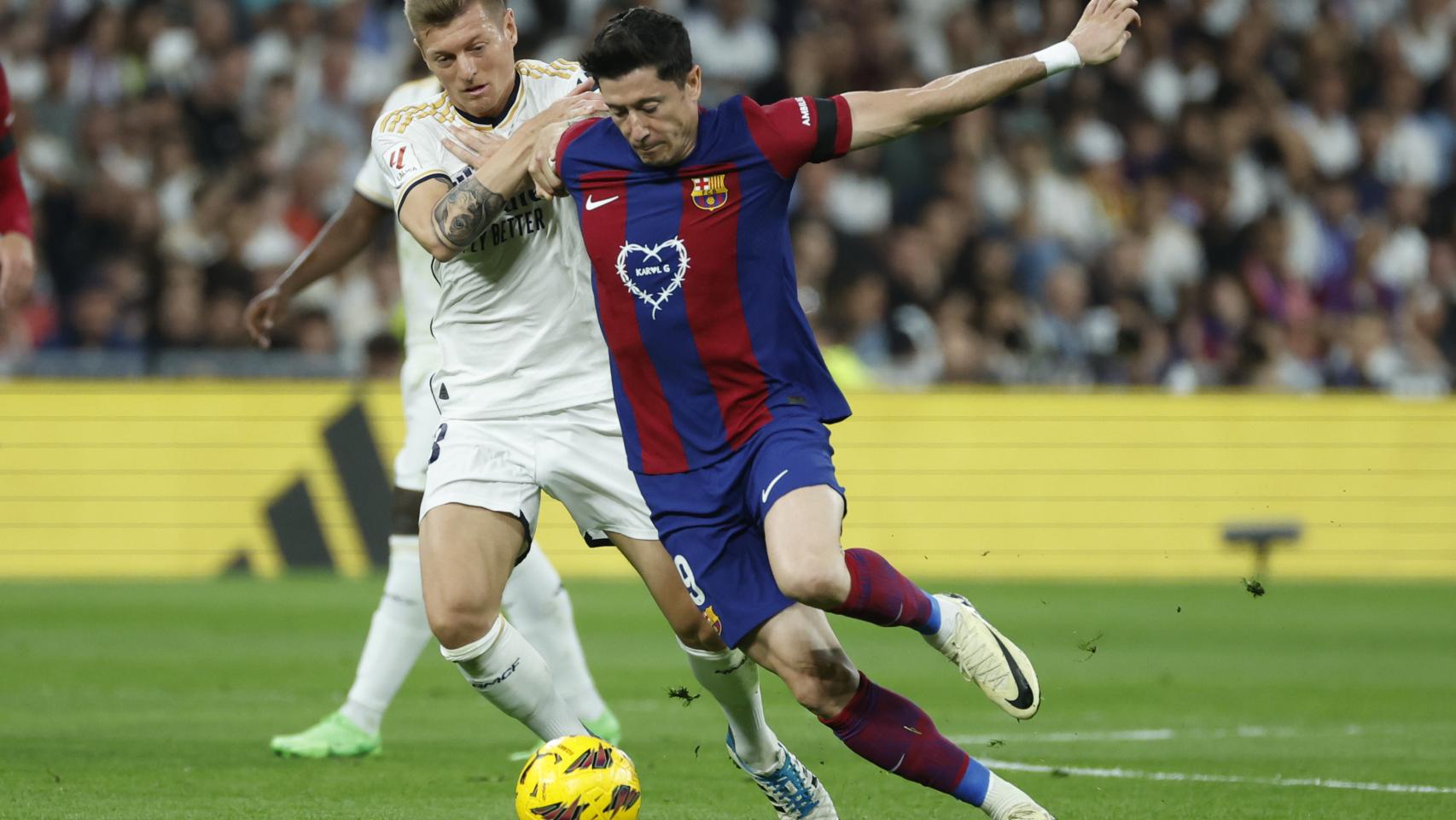 Toni Kroos pelea con Lewandowski en El Clásico.