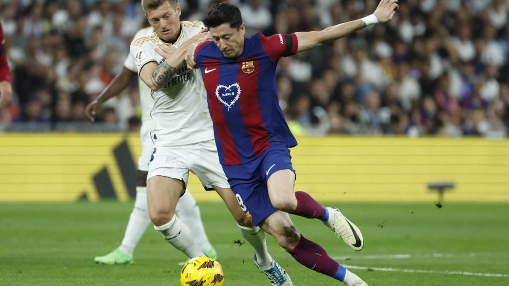 Toni Kroos pelea con Lewandowski en El Clásico.