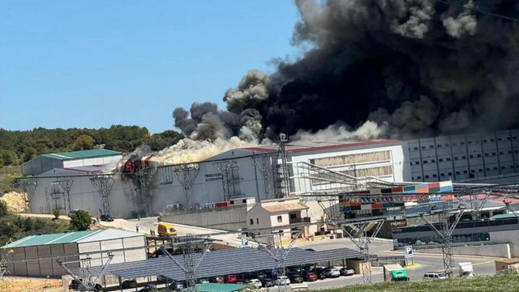 Incendio en las instalaciones de Rujamar en San Lorenzo de la Parrilla (Cuenca).
