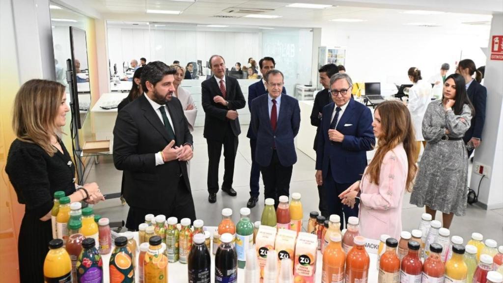 López Miras presenta las ayudas al sector agroalimentario en las instalaciones de AMC Global.