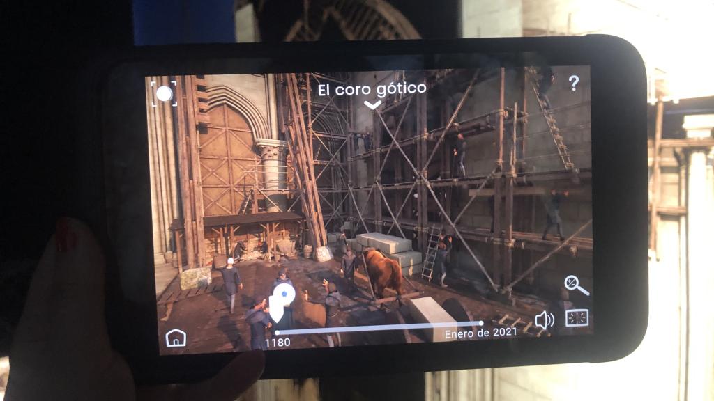 A través del HistoPad puedes ver las diferentes escenas creadas para la exposición de Notre Dame.
