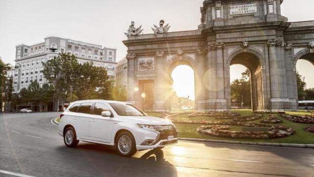 Un coche nuevo circulando por la Puerta de Alcalá de Madrid