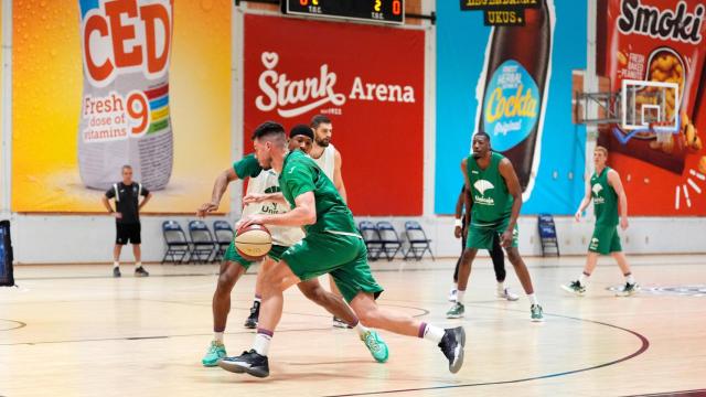 Barreiro en el  primer entrenamiento en Belgrado delante de Kameron Taylor.