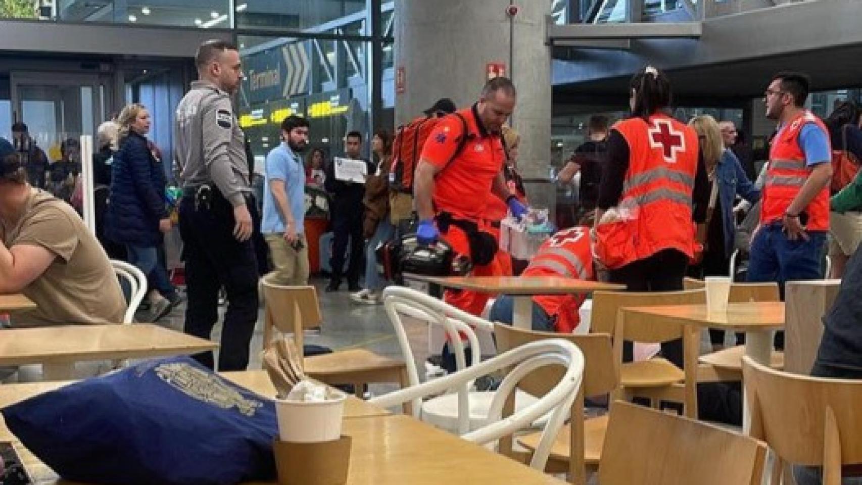 Muere un turista tras sufrir un infarto en la zona de llegadas del aeropuerto de Málaga.