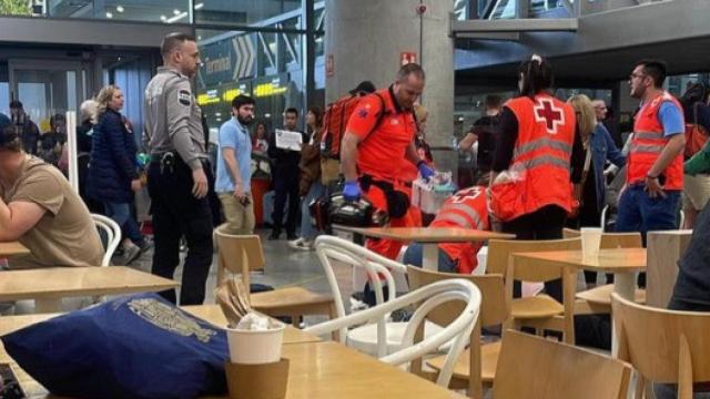 Muere un turista tras sufrir un infarto en la zona de llegadas del aeropuerto de Málaga.