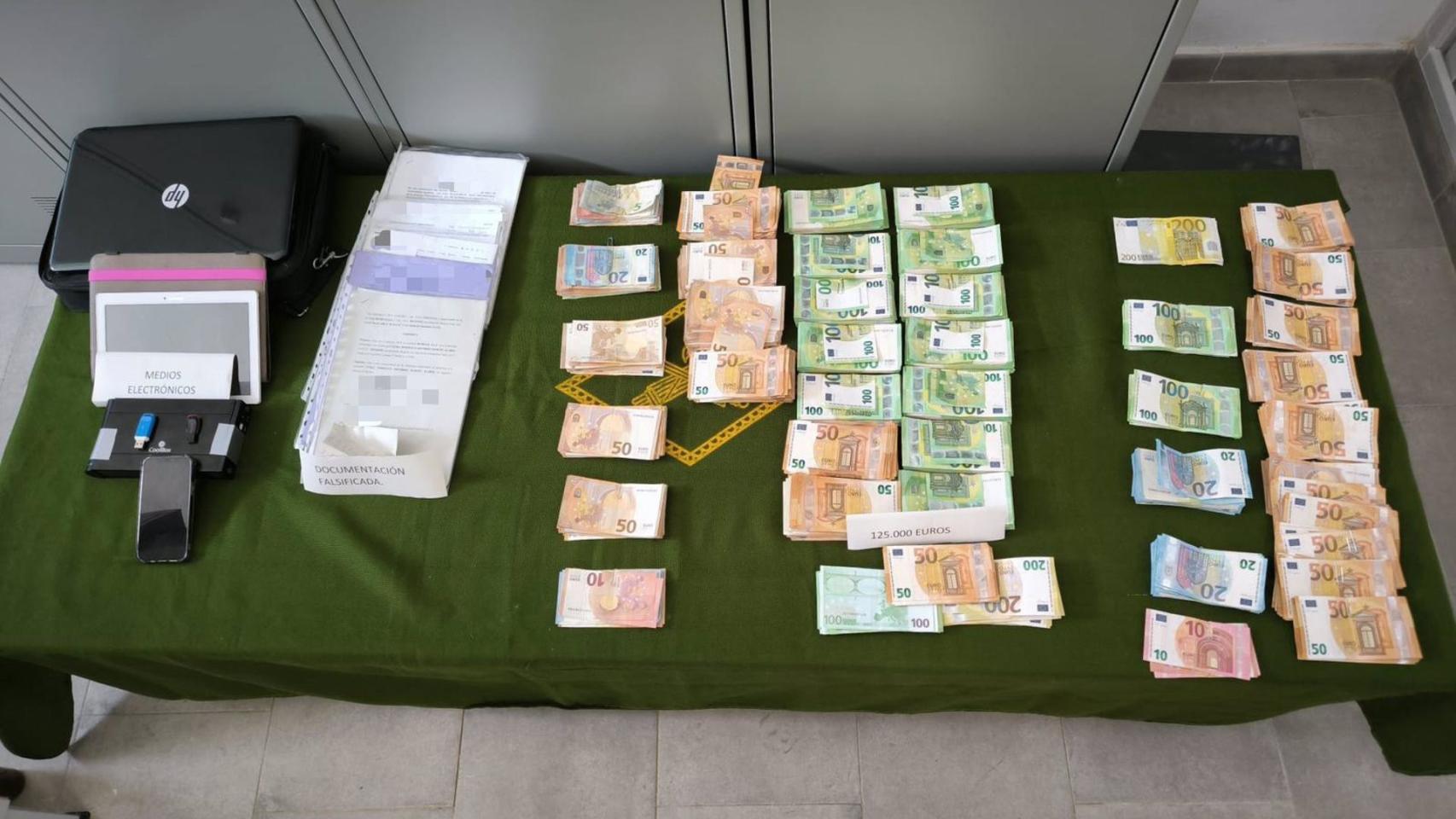 El dinero que encontraron en los registros.