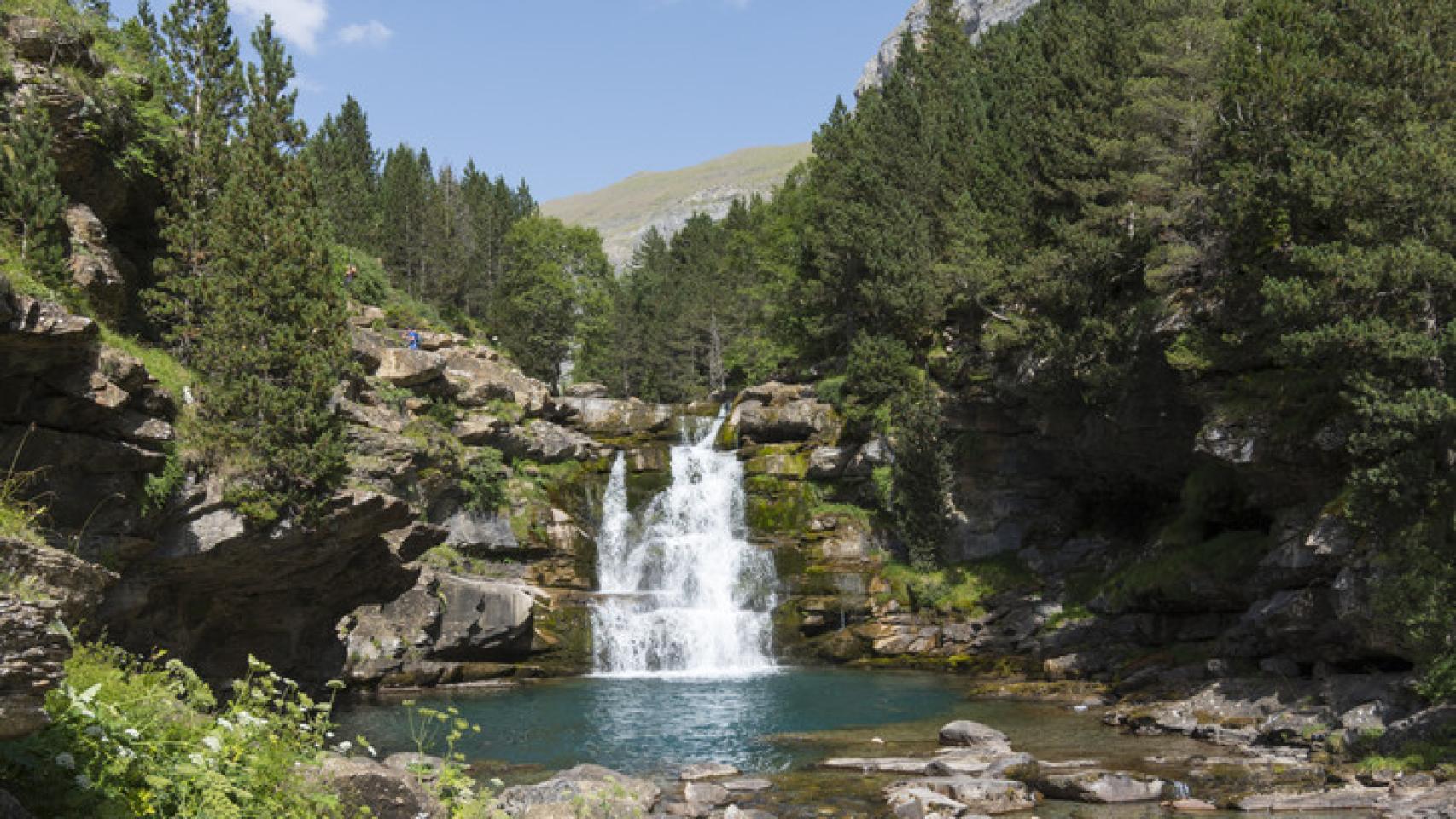 Imagen de una ruta de senderismo con cascada.