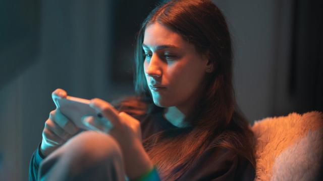 Una joven revisando sus redes sociales.