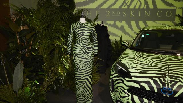 Vista del coche y del look de The 2nd Skin Co. y Toyota.