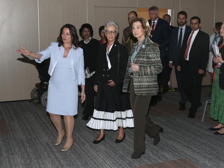 La reina Emérita, con la princesa Muna de Jordania, en el congreso.