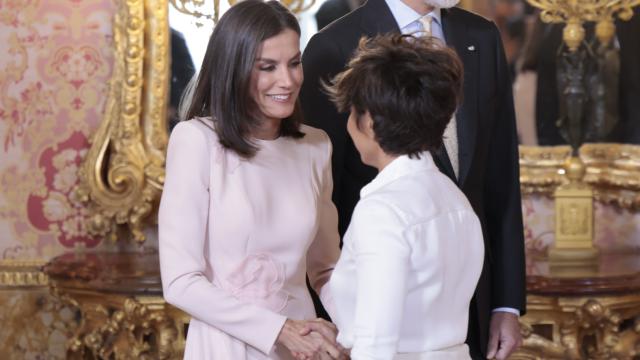 La Reina y la escritora se saludan en la recepción.